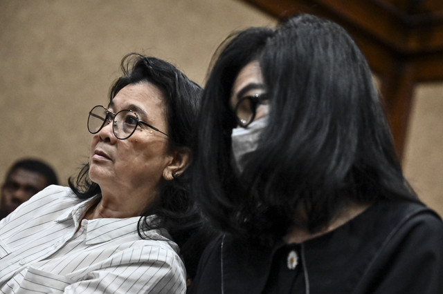Dua terdakwa suap vonis bebas Gregorius Ronald Tannur, Lisa Rachmat (kiri) dan Meirizka Widjaja (kanan) bersiap menjalani sidang dakwaan di Pengadilan Tipikor, Jakarta, Senin (10/2/2025). Foto: Aprillio Akbar/ANTARA FOTO