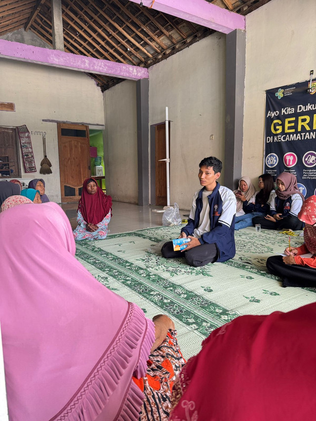 Edukasi mengenai hipertensi di posyandu desa kemasan. Foto: Yanuar Rochman Nugroho