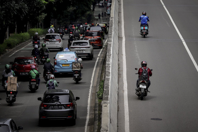 Sejumlah pengendara motor terlihat melintas di Jalan Layang Non Tol (JLNT) Casablanca. Foto: Jamal Ramadhan/kumparan