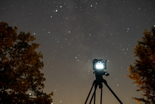 Ilustrasi Panduan memilih alat fotografi astro murah. Foto: Ben Collins / Unsplash