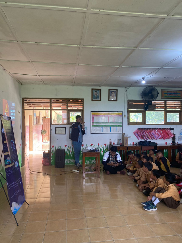 sesi kegiatan pembelajaran bahaya radiasi oleh Abrar Rafif Ghandi Sabtu (18/01/2025). (KKN UNDIP TIM I)