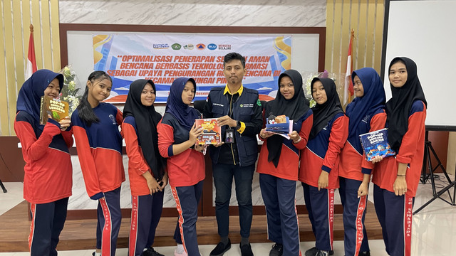 Peningkatan kapasitas tangguh bencana di beberapa satuan pendidikan di Kecamatan Sungai Pinang dan Samarinda Ilir, Kota Samarinda, Kalimantan Timur dalam bentuk penyerahan buku pop up bencana banjir, longsor, dan kebakaran kepada siswi-siswi SMP Negeri 26 Samarinda sekaligus praktik langsung dalam pembuatan buku pop up sederhana. Foto: Pridawanti Ayuningtyas (Dokumentasi Pribadi).