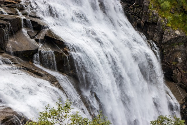 Air terjun di Garut. Foto hanyalah ilustrasi, bukan tempat yang sebenarnya. Sumber: Unsplash/Frantisek Duris