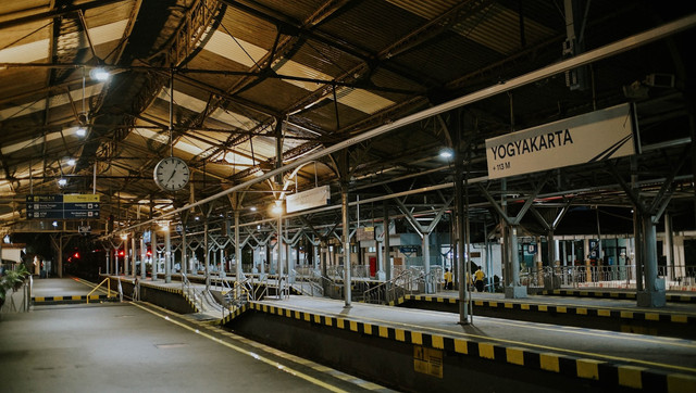 Harga Tiket Kereta Priority Jakarta-Jogja 2025. Foto Stasiun Yogyakarta. Sumber: Unsplash/Falaq Lazuardi.