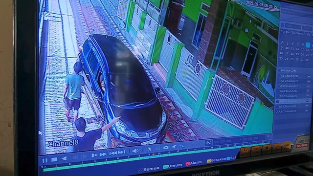 Potongan rekaman CCTV saat pengendara melindas hamparan sajadah yang disiapkan untuk salat Jumat. Foto : Istimewa