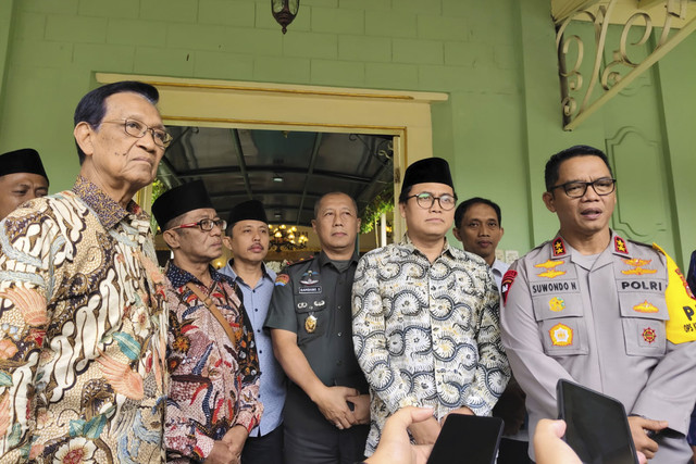 Gubernur DIY Sri Sultan Hamengku Buwono X (kiri), Jubir KMY Mahrus Ali (ketiga kanan), dan Kapolda DIY Irjen Pol Suwondo Nainggolan di Kepatihan Pemda DIY, Rabu (12/2/2025). Foto: Arfiansyah Panji Purnandaru/kumparan