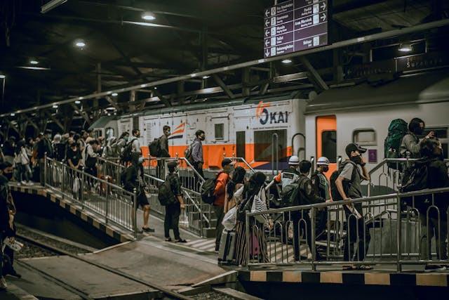 Ilustrasi cara pesan tiket kereta api lebaran 2025. Sumber: Pexels/M Adriyawan