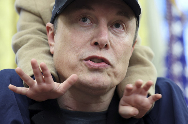 Pengusaha Elon Musk menggedong anaknya saat melakukan pertemuan di Gedung Putih, Washington DC, Amerika Serikat, Selasa (11/2/2025). Foto: Kevin Lamarque/REUTERS