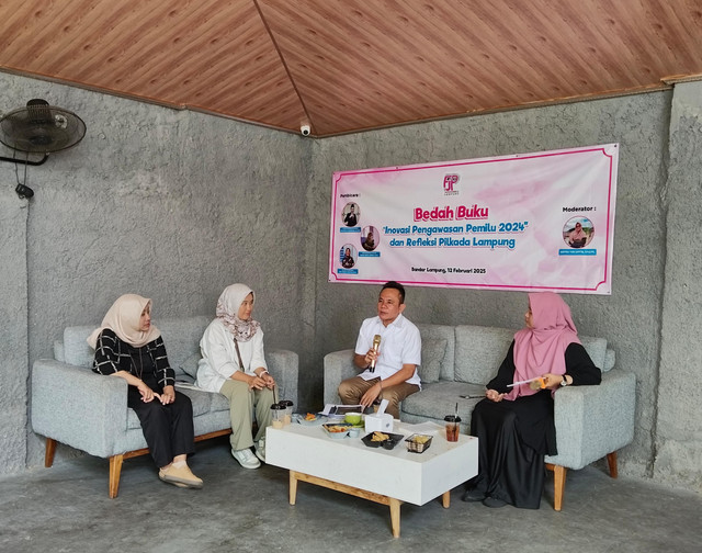 Bedah buku Inovasi Pengawasan Pemilu 2024 dan Refleksi Pilkada Lampung, yang digelar oleh FJPI Lampung | Foto : Eka Febriani /Lampung Geh