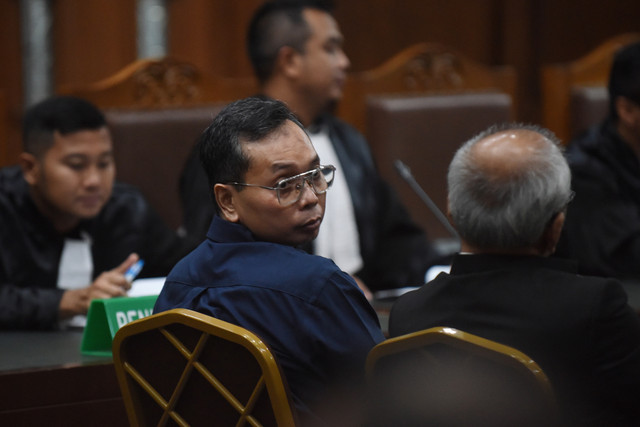 Mantan Direktur Pengembangan Perumda Pembangunan Sarana Jaya (PPSJ) Indra Sukmono Arharris (kiri) dan mantan Dirut PT Totalindo Eka Persada (TEP) Donald Sihombing (kanan) menjalani sidang dakwaan di Pengadilan Tipikor, Jakarta, Rabu (12/2/2025). Foto: Indrianto Eko Suwarso/ANTARA FOTO