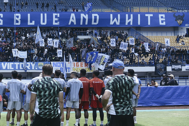 Bobotoh hadir di latihan Persib jelang lawan Persija. Foto: Instagram/ @persib_official