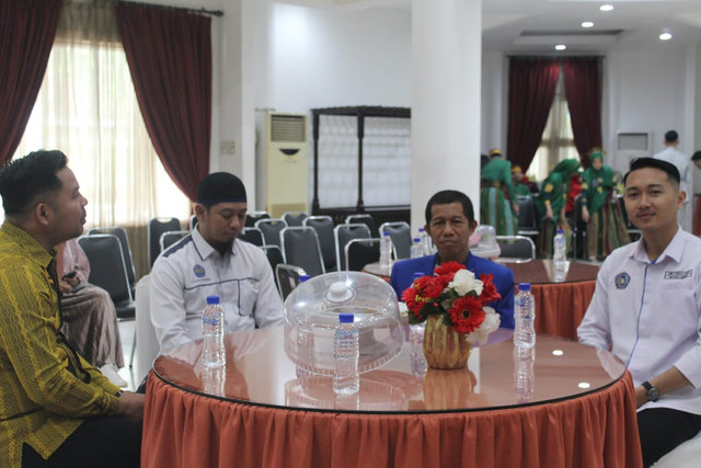 Wakil rektor I Unismuh Makassar Dr Burhanuddin menghadiri acara Grand Final Duta kampus Unismuh Makassar Tahun 2025 yang digelar di Baruga Angin Mamiri pada hari Rabu 12 Februari 2025.