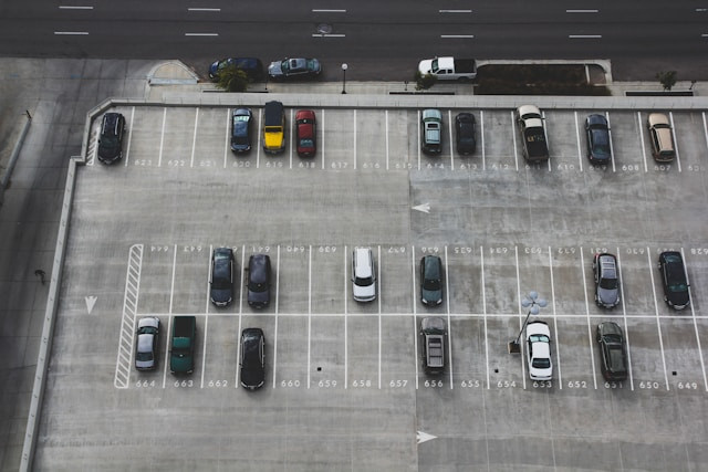Parkir Inap Terminal 2 Bandara Soekarno-Hatta. Foto hanya ilustrasi, bukan tempat sebenarnya. Sumber: Unsplash/John Matychuk