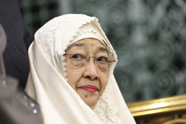 Presiden ke-5 Megawati Soekarnoputri berdoa di Raudhah atau taman surga saat berziarah ke makam Nabi Muhammad SAW, Abu Bakar as Siddiq, dan Umar bin Kattab di Masjid Nabawi, Madinah, Arab Saudi, Kamis (13/2/2025). Foto: Monang Sinaga/Antara Foto