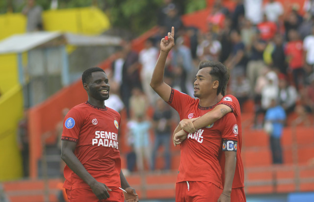 Pemain Semen Padang FC Rosad Setiawan (kanan) berselebrasi usai mencetak gol ke gawang Persita, pada pertandingan lanjutan BRI Liga 1 di Stadion H Agus Salim Padang, Sumatera Barat, Jumat (14/2/2025). ANTARA FOTO/Iggoy el Fitra/YU Foto: Iggoy el Fitra/ANTARA FOTO