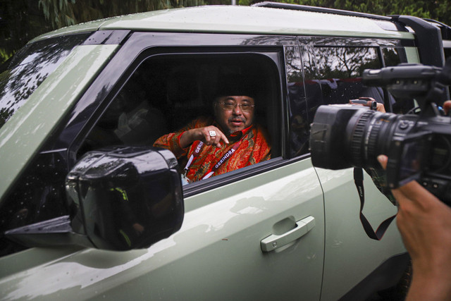 Sekjen PKS Habib Aboe Bakar Alhabsi menyapa wartawan usai mengikuti pertemuan dengan Presiden Prabowo di Padepokan Garuda Yaksa, Hambalang, Bogor, Jawa Barat, Jumat (14/2/2025). Foto: Iqbal Firdaus/kumparan