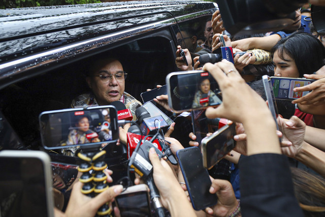 Wakil Ketua Umum DPR Sufmi Dasco Ahmad menjawab pertanyaan awak media usai mengikuti pertemuan dengan Presiden Prabowo di Padepokan Garuda Yaksa, Hambalang, Bogor, Jawa Barat, Jumat (14/2/2025). Foto: Iqbal Firdaus/kumparan