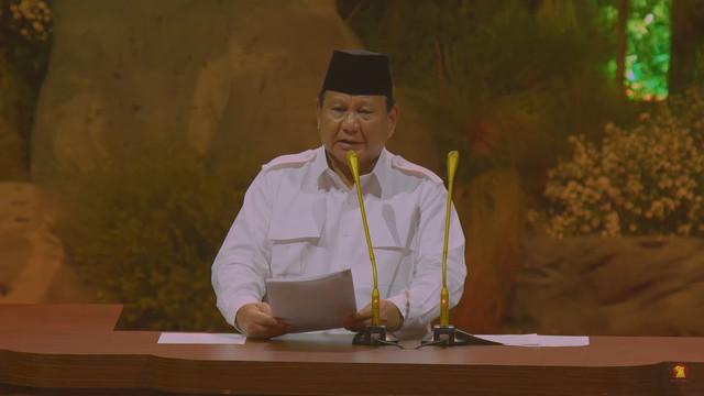 Presiden Prabowo Subianto menyapa para anggota Gerindra di HUT ke-17 Gerindra di SICC, Bogor pada Sabtu (15/2). Foto: Dok. Istimewa