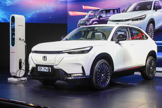 Tampilan mobil Honda e:N1 di Indonesia International Motor Show (IIMS) 2025 di JI Expo Kemayoran, Jakarta, Sabtu (15/2/2025). Foto: Iqbal Firdaus/kumparan