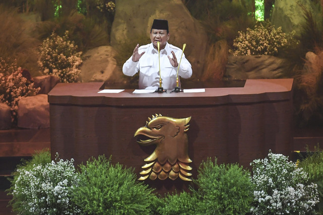 Presiden yang juga Ketua Umum Partai Gerindra Prabowo Subianto menyampaikan pidato saat perayaan HUT Ke-17 Partai Gerindra di Sentul International Convention Center, Bogor, Jawa Barat, Sabtu (15/2/2025). Foto: ANTARA FOTO/Hafidz Mubarak A