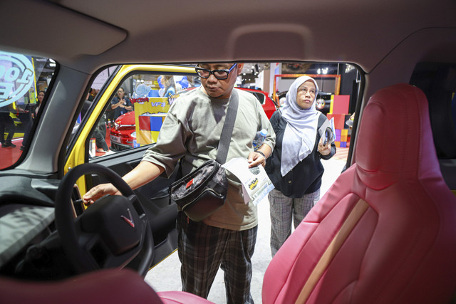 Sejumlah pengujung melihat mobil listrik VinFast yang di pamerkan dalam Indonesia International Motor Show (IIMS) 2025 di JI Expo Kemayoran, Jakarta, Sabtu (15/2/2025). Foto: Iqbal Firdaus/kumparan