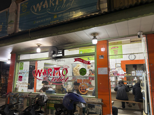 Warmo, warteg legendaris di Jalan Tebet Raya Jakarta saat disambangi pada Sabtu (15/2/2025). Foto: Abid Raihan/kumparan