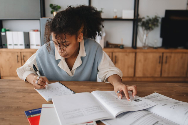 Kunci jawaban Bahasa Indonesia kelas 11 halaman 123-124. Foto hanya ilustrasi, bukan yang sebenarnya. Sumber: Pexels/Polina Tankilevitch