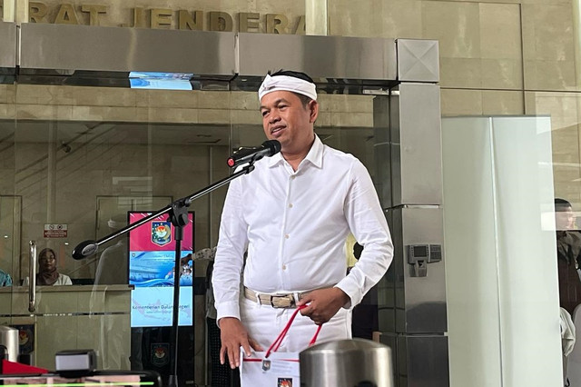 Gubernur Jawa Barat terpilih Dedi Mulyadi usai mengikuti tes kesehatan di Kementerian Dalam Negeri (Kemendagri), Jakarta Pusat, Minggu (16/2/2025). Foto: Alya Zahra/kumparan 