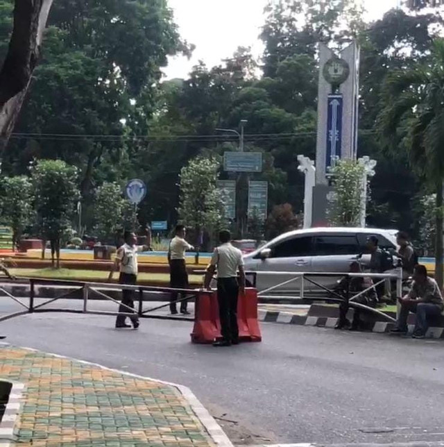 Penjagaan ketat pada portal masuk Unila oleh pihak keamanan kampus saat akan dilakukan kegiatan konsolidasi. | Foto: LBH Bandar Lampung