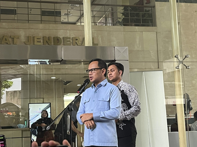 Wakil Menteri Dalam Negeri (Wamendagri) Bima Arya menutup tes kesehatan pada Minggu (16/2/2025). Foto: Alya Zahra/kumparan 