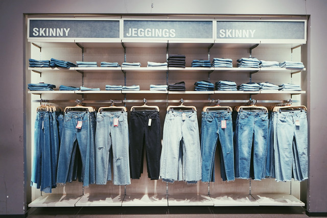 Ilustrasi enis Celana Jeans Pria. Sumber: Unsplash/lan deng