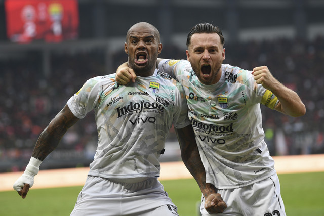 Pesepak bola Persib Bandung David Da Silva (kiri) berselebrasi bersama rekannya Marc Klok (kanan) usai mencetak gol ke gawang Persija Jakarta dalam laga lanjutan Liga 1 di Stadion Patriot Candrabhaga, Bekasi, Jawa Barat, Minggu (16/2/2025). Foto: Akbar Nugroho Gumay/ANTARA FOTO