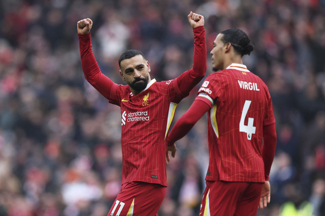 Pemain Liverpool, Mohamed Salah, merayakan gol kedua pada pertandingan Liga Inggris antara Liverpool vs Wolverhampton Wanderers di Anfield, Liverpool, Inggris, Minggu (16/2/2025). Foto: Phil Noble/REUTERS