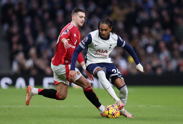 Duel Diogo Dalot dan Djed Spence saat Tottenham Hotspur vs Manchester United dalam laga pekan ke-25 Liga Inggris 2024/25 di Tottenham Hotspur Stadium, London, Minggu (16/2) malam WIB. Foto: David Klein/REUTERS