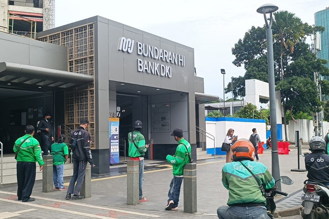 Sejumlah ojek online di kawasan stasiun MRT Bundaran HI, Jakarta, Senin (17/2/2025). Foto: Zamachsyari/kumparan