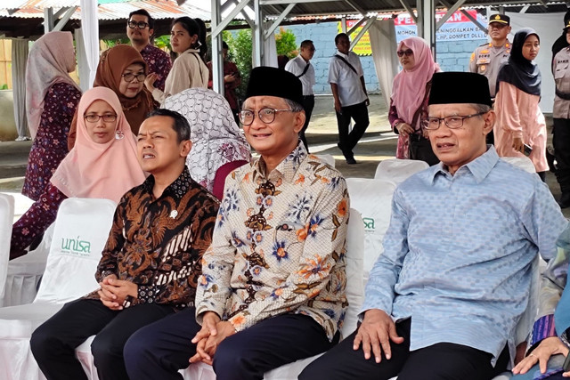 Ketua Umum PP Muhammadiyah Haedar Nashir, Menteri Pekerjaan Umum (PU) Dody Hanggodo, dan Wamendikdasmen Fajar Riza Ul Haq, meninjau lokasi rusunawa Universitas Aisyiyah Yogyakarta (Unisa) di Kapanewon Gamping, Kabupaten Sleman, Senin (17/2/2025). Foto: Arfiansyah Panji Purnandaru/kumparan