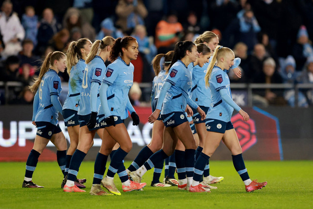 Selebrasi pemain Manchester City usai mencetak gol ke gawang Liverpool pada pertandingan Liga Super Wanita di Stadion Akademi Manchester City, Manchester, Inggris, Minggu (16/2/2025). Foto: Andrew Boyers/REUTERS
