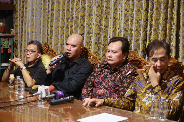 Musisi sekaligus anggota DPR Ahmad Dhani bersama musisi Piyu Padi dan pengacara Minila Sebayang saat konferensi pers penyataan sikap terkait putusan pengadilan Ari Bias dengan Agnez Mo di Istana Al Barat, Cipete, Jakarta, Senin, (17/2/2025). Foto: Agus Apriyanto
