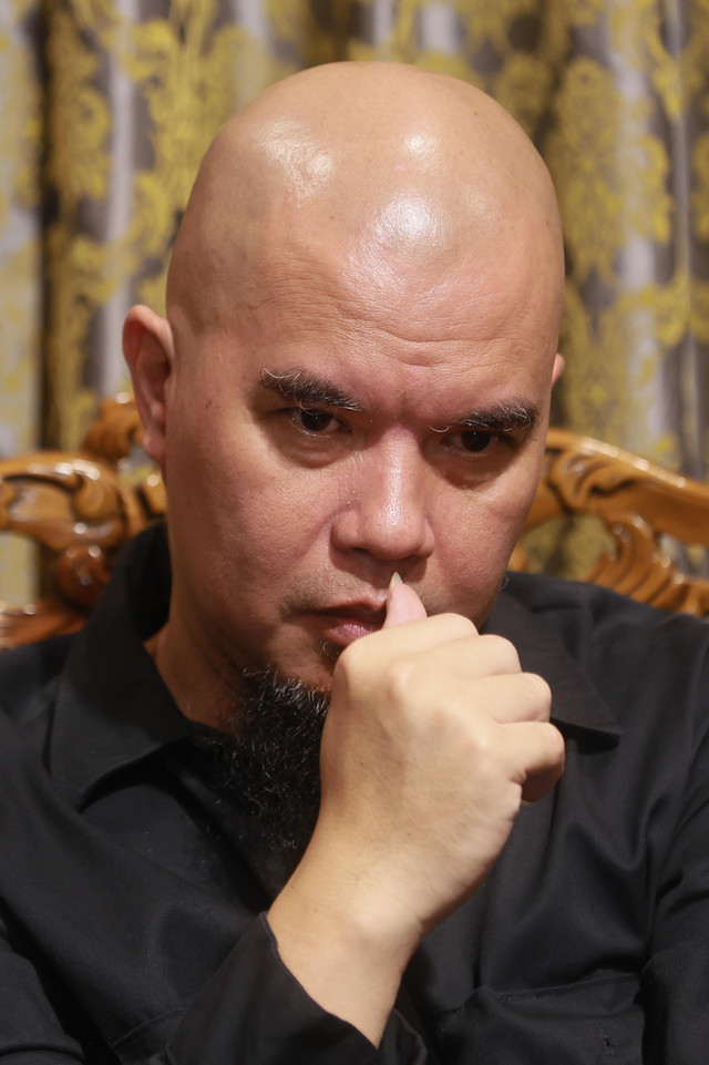 Musisi sekaligus anggota DPR Ahmad Dhani memberikan keterangan pers terkait putusan pengadilan Ari Bias dengan Agnez Mo di Istana Al Barat, Cipete, Jakarta, Senin, (17/2/2025). Foto: Agus Apriyanto