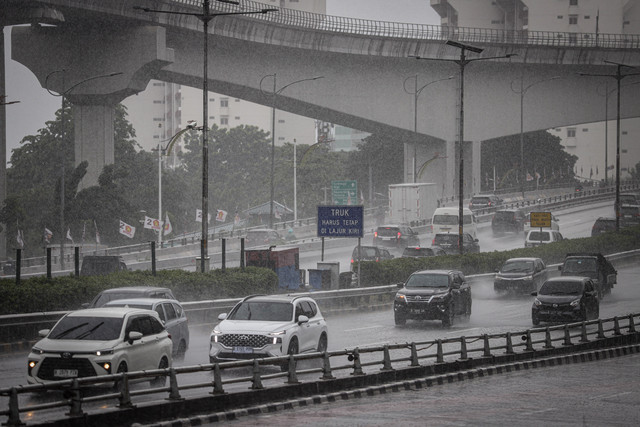 Suasana lalu lintas saat hujan deras mengguyur di kawasan Jalan Gatot Subroto, Jakarta, Senin (17/2/2025). Foto: Jamal Ramadhan/kumparan