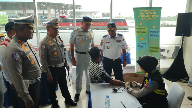Kakorlantas Polri Brigjen Pol Agus Suryonugroho dan Wakil Menteri Perhubungan, Komjen Pol (Purn) Suntana melakukan pengecekan ke Terminal Pulogebang, Jakarta, Senin (17/2/2025). Foto: Rachmadi Rasyad/kumparan