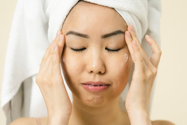 Ilustrasi facial wash yang mengandung salicylic acid di Indomaret. Sumber: Pexels/SHVETS production