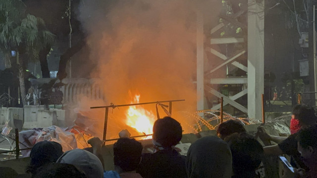 Api berkobar di atas barrier kawat di aksi #IndonesiaGelap di Patung Kuda, Jakarta, Senin (17/2/2025). Foto: Abid Raihan/kumparan