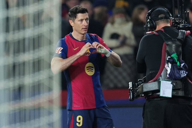Selebrasi pemain FC Barcelona Robert Lewandowski usai mencetak gol ke gawang Rayo Vallecano pada pertandingan Liga Spanyol di Estadi Olimpic Lluis Companys, Barcelona, Spanyol, Senin (17/2/2025). Foto: LLUIS GENE / AFP