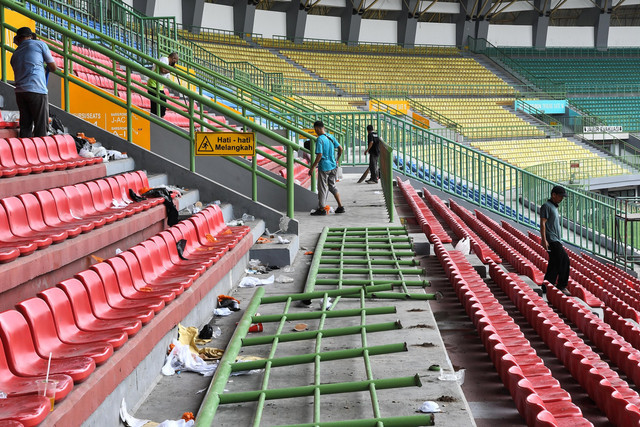 Sejumlah pekerja memeriksa besi pagar pembatas tribun penonton yang rusak di Stadion Patriot Chandrabhaga, Bekasi, Jawa Barat, Senin (17/2/2025). Foto: Fakhri Hermansyah/ANTARA FOTO