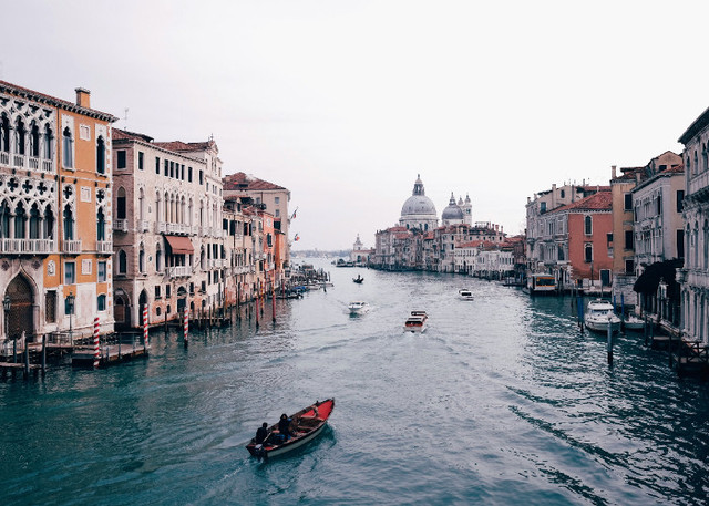 Ilustrasi Sinopsis The Tourist, Unsplash/Stijn te Strake
