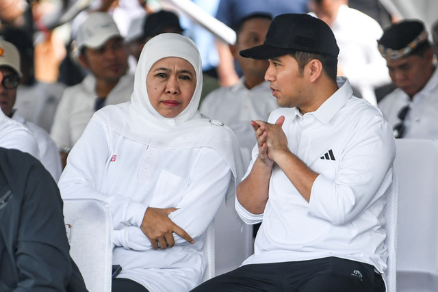 Gubernur dan Wakil Gubernur Jatim terpilih Khofifah Indar Parawansa (kiri) dan Emil Dardak berbincang saat mengikuti pengarahan dan gladi pelantikan kepala daerah di kawasan Monas, Jakarta, Selasa (18/2/2025). Foto: Hafidz Mubarak A/ANTARA FOTO