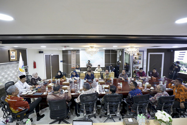 Menteri Sosial Saifullah Yusuf berkoordinasi dengan KPAI soal sinkronisasi data untuk perlindungan anak di Kantor Kemensos, Jakarta, Selasa (18/2/2025). Foto: Dok. Kemensos