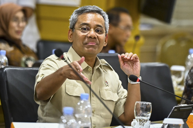 Wakil Menteri Keuangan Suahasil Nazara memberikan tanggapan saat mengikuti rapat kerja dengan Komite IV DPD di Kompleks Parlemen, Senayan, Jakarta, Selasa (18/2/2025). Foto: Rivan Awal Lingga/ANTARA FOTO