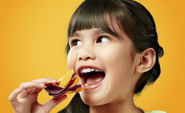 Lemonilo meluncurkan produk snack terbarunya yaitu Chimi Keripik Ubi varian Cheese Burger. Foto: Dok. Lemonilo